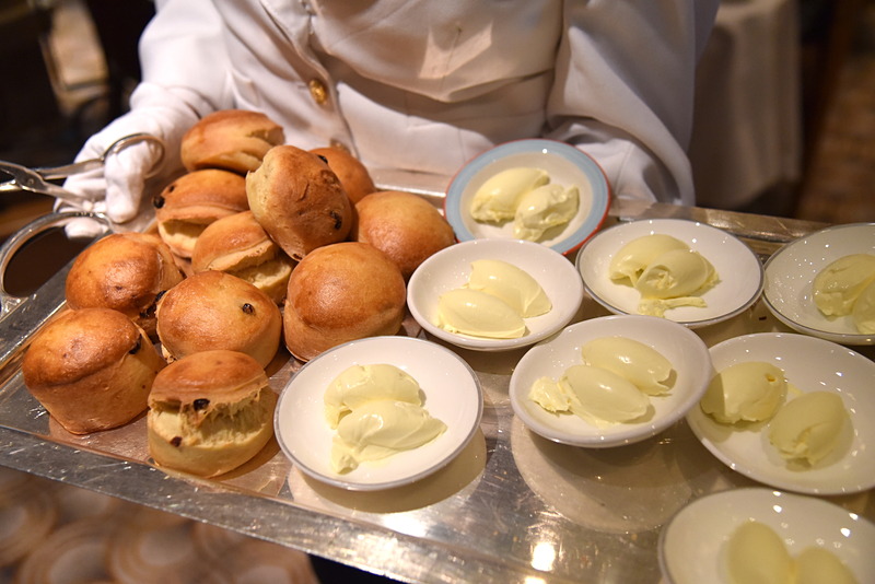 焼きたてスコーンは2種類。クロテッドクリームと一緒にどうぞ