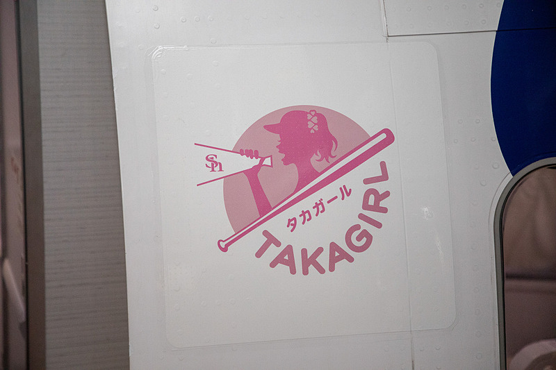 前方ドアの横にもタカガールのマークが入る