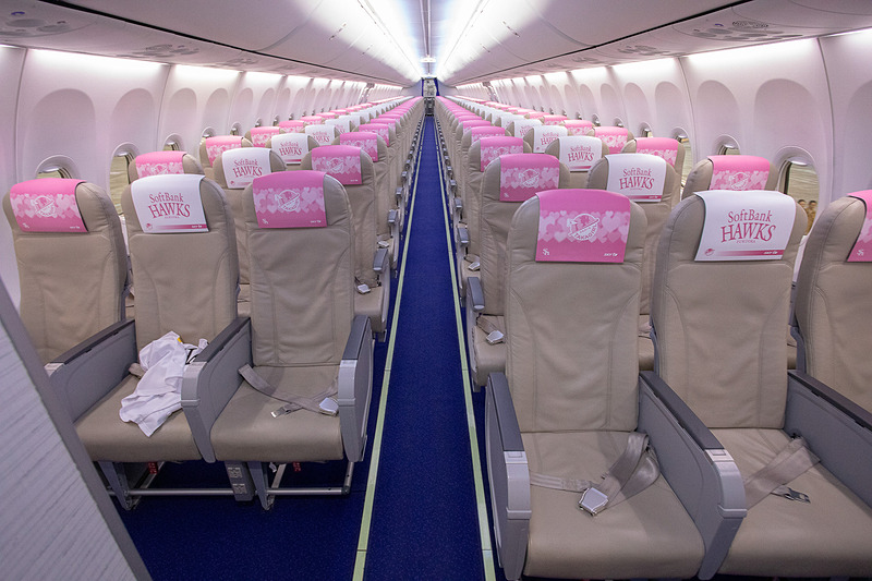 タカガールジェットの機内。搭乗・降機時には福岡ソフトバンクホークスの応援歌が流れる