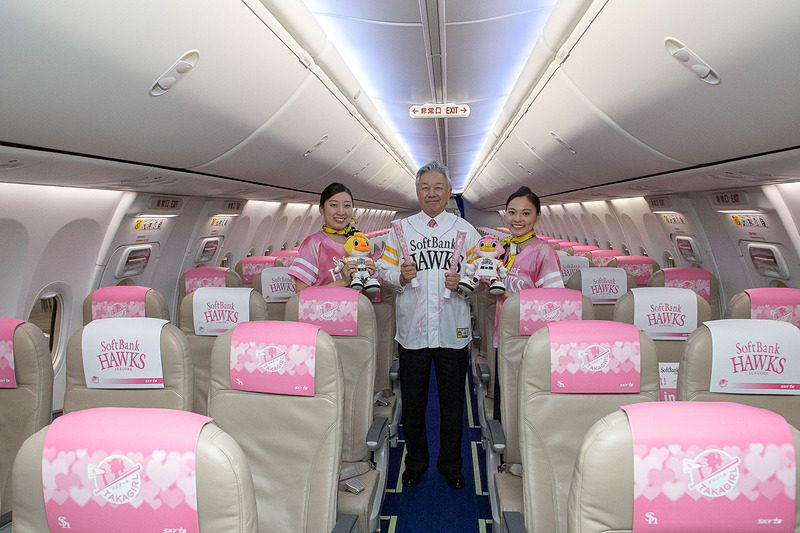 CA（客室乗務員）は機内サービスなどではタカガールのユニフォームを着用する（機内の状況に合わせて異なる場合がある）