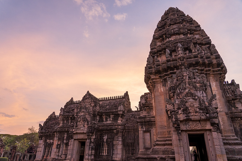 バンコクから約260km離れたところにあるピマーイ歴史公園には、アンコールワットのモデルになったと言われるクメール王朝時代の遺跡群が残ります