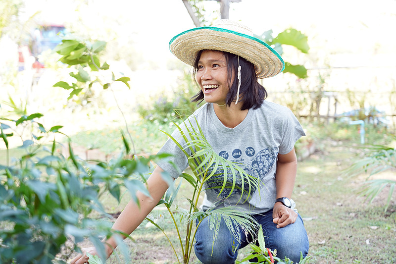 輝くタイ人女性が経営するオーガニック農園を訪問しました