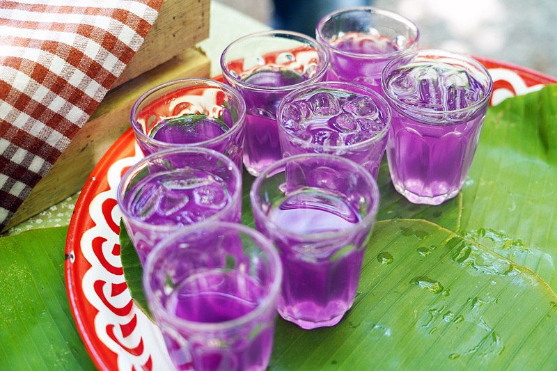 タイ語でアンチャンというバタフライピーのお茶がウェルカムドリンク