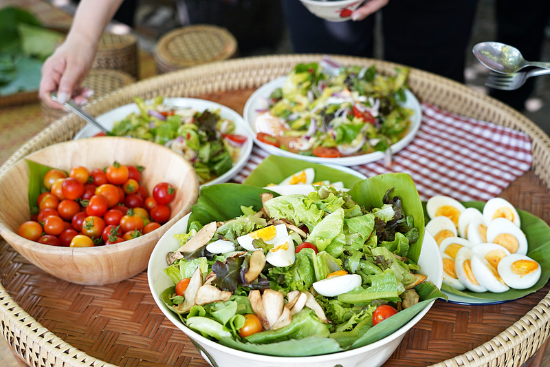採れたて野菜で作ったサラダ（手前）