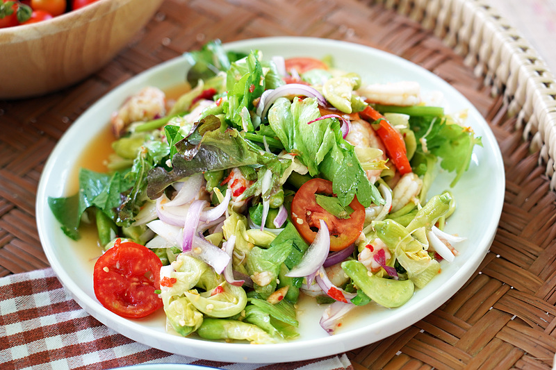 こちらはソムタム。畑で見た花のつぼみが入っている！