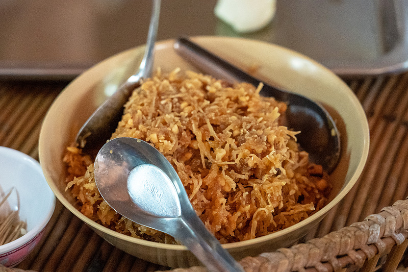 ナッツやココナツ、パームシュガーの入った甘じょっぱい具を包みます