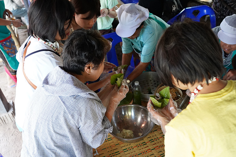 それをパンダンリーフで包んで蒸し上げたら完成