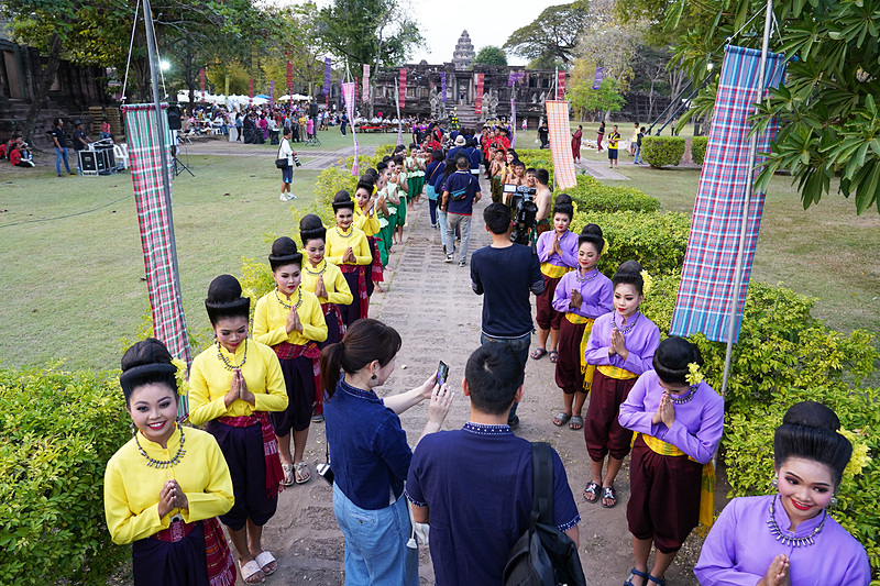 バスを降りた私たちを踊り子さんたちがVIP待遇で出迎えてくれてびっくり、そして感動