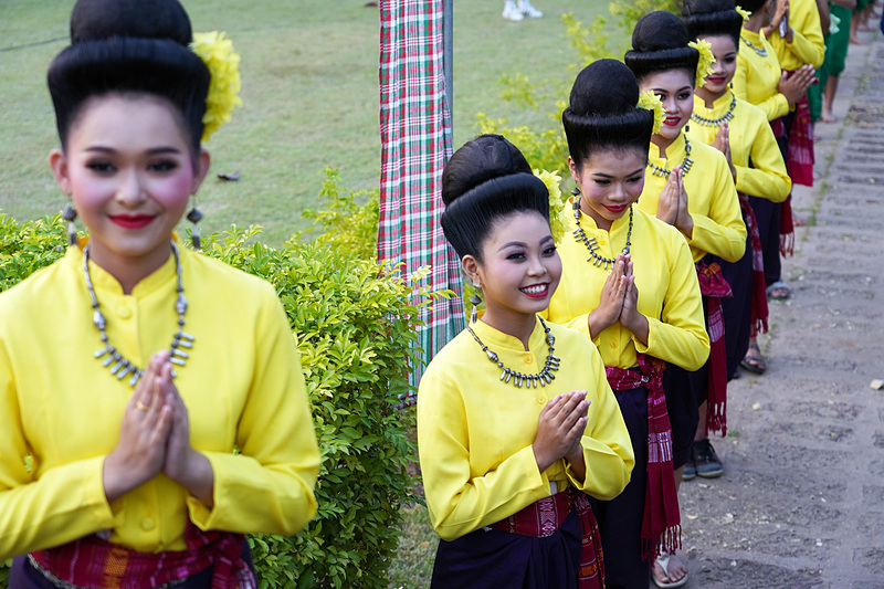 バスを降りた私たちを踊り子さんたちがVIP待遇で出迎えてくれてびっくり、そして感動
