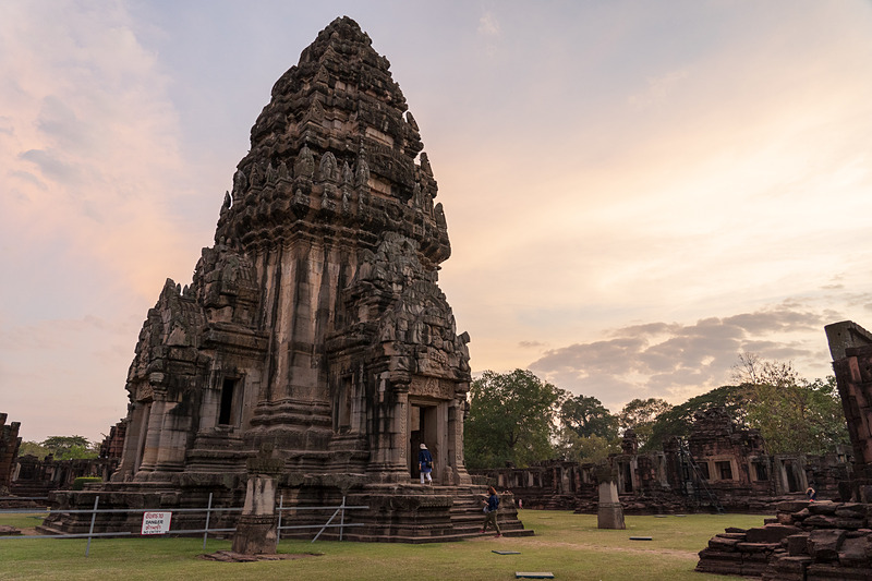 日が落ちて空がだんだん茜色に