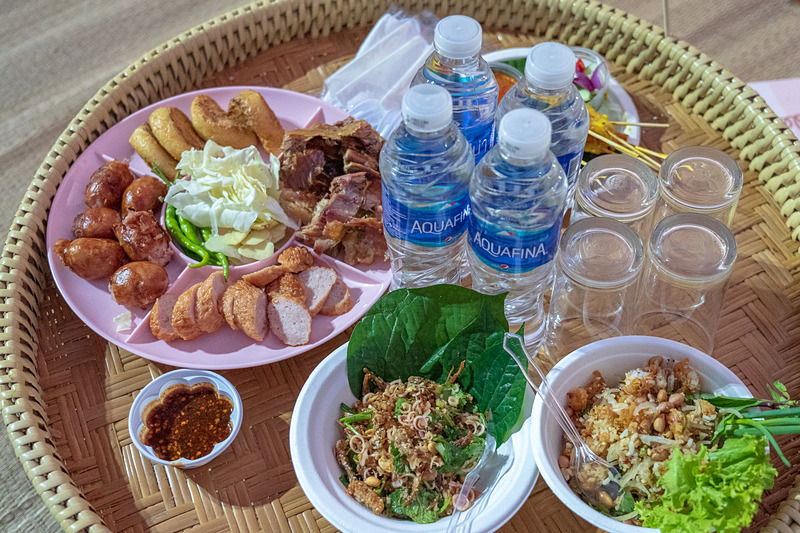 3～4人でシェアして食べたお祭りプレート。練り物などがあって美味しかった。サテもありました