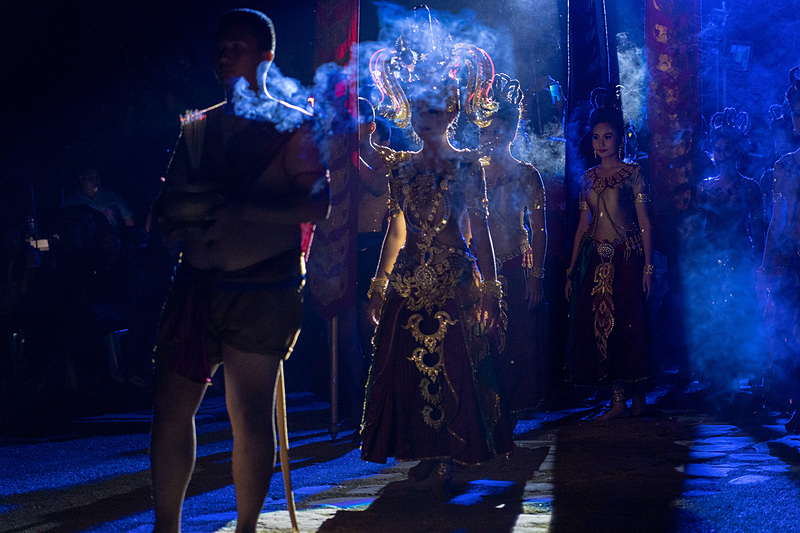 ラストはアミダラ姫みたいな人を従えた御一行が後方から登場