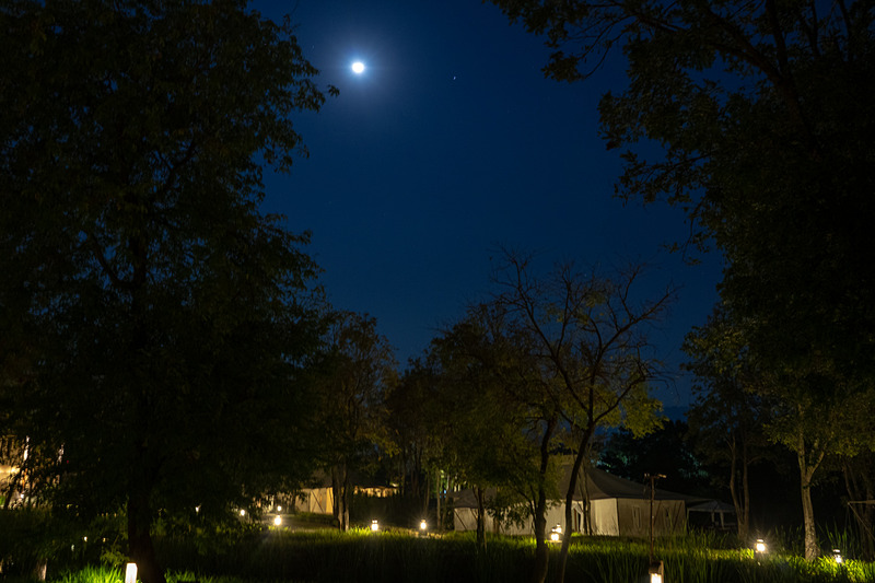 ベランダで夜風を浴びながら月光浴。明日の朝の景色が楽しみですわ～
