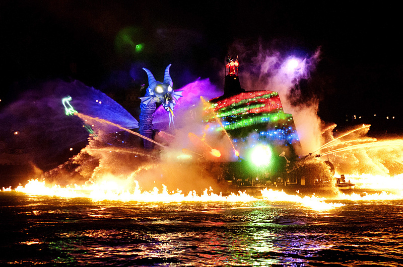 東京ディズニーシーでは「ファンタズミック！」の鑑賞も可能