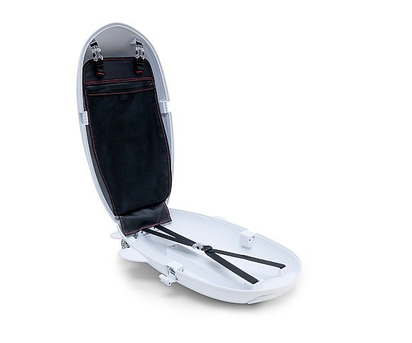 飛行機を模した子供向けのキャリーケースで、白いボディにJALのロゴマークを配している