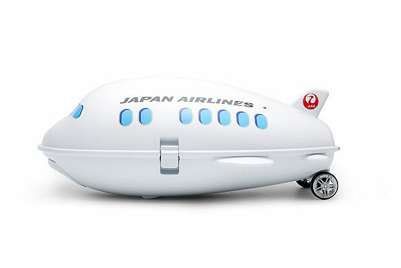 飛行機を模した子供向けのキャリーケースで、白いボディにJALのロゴマークを配している