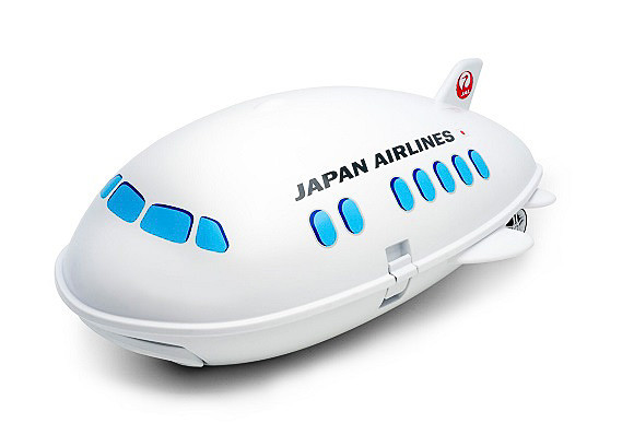 飛行機を模した子供向けのキャリーケースで、白いボディにJALのロゴマークを配している