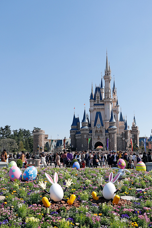 シンデレラ城前のプラザの花壇もイースターエッグと「うさたま」でいっぱい