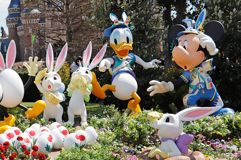 シンデレラ城前のプラザにはキャラクターたちのにぎやかなのフォトロケーションが登場