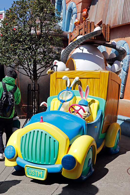 トゥーンタウンにはイースターエッグメーカーも設置され、クルマに乗って一緒に写真が撮れる