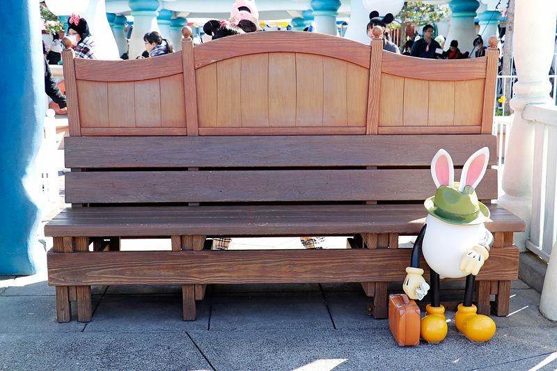 トゥーンタウンにはもう1つ、ベンチでバス待ちをする「うさたま」も