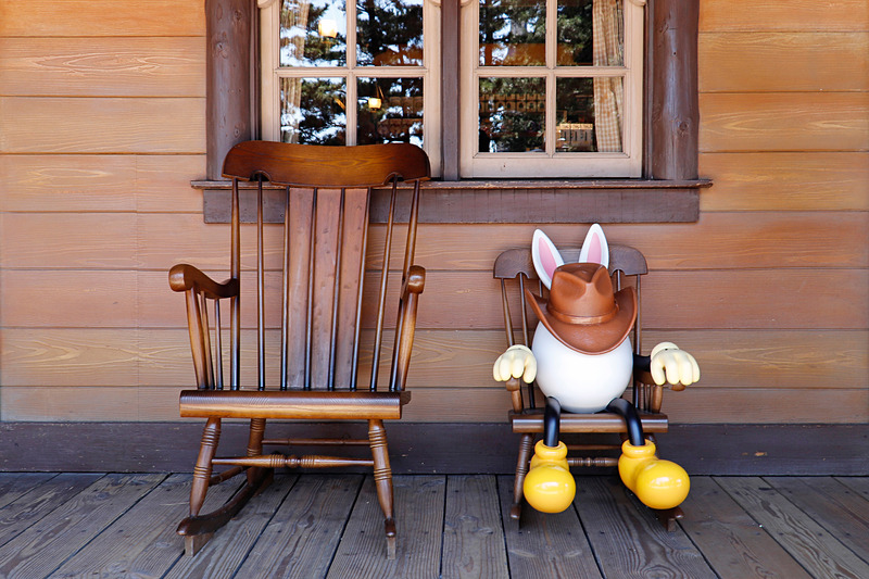 ウエスタンランドの「うさたま」は隣のイスに座って一緒に記念撮影できる