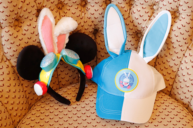 「うさたま大脱走！」のパレードでキャラクターたちが身に着ける衣装をイメージしたグッズも大人気。ミニーマウスの「カチューシャ」（左：1800円）、ミッキーマウスの「ファンキャップ」（右：2500円）