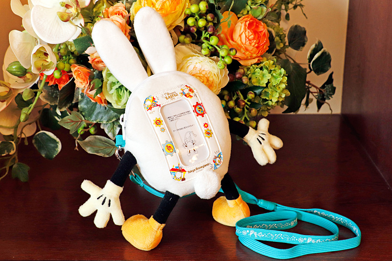 パークのチケット入れとして使える「うさたま」型の「パスケース」（1900円）。耳、手、足を自由に曲げられ、自分だけの好きなポーズにできる