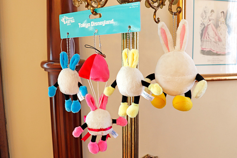 3色の「うさたま」がセットになった「ぬいぐるみストラップ」（左：1800円）、手や足を自由に曲げられる「ぬいぐるみバッジ」（右：1300円）