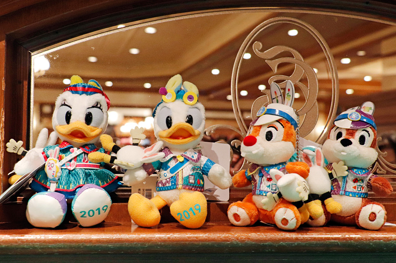 ドナルドダックやデイジーダックの「ぬいぐるみバッジ」（1800円）や、チップとデールのセットの「ぬいぐるみバッジ」（2900円）も「うさたま大脱走！」の衣装で登場