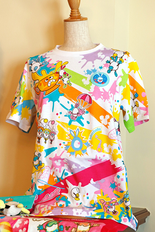 「うさたま大脱走！」のはちゃめちゃなイメージ通りのカラフルな「Tシャツ」（S～LL：2600円）
