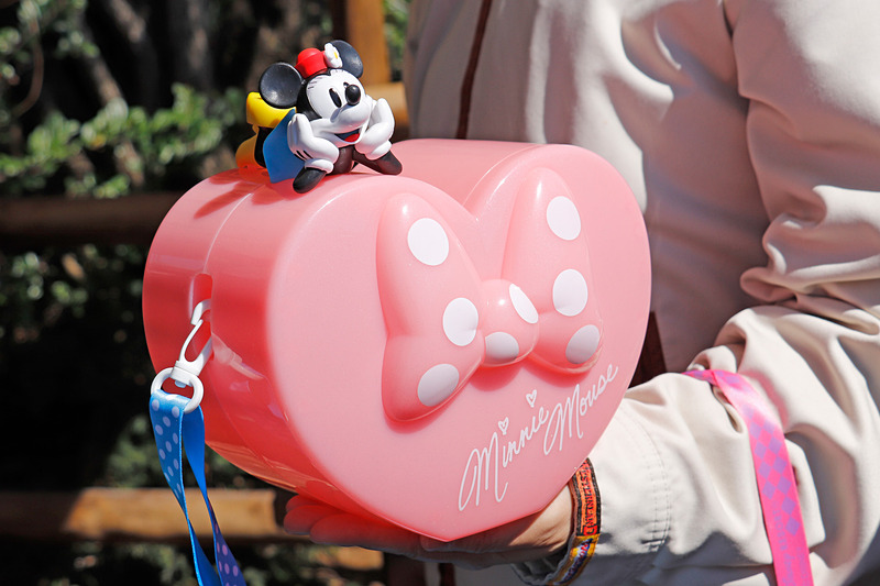 ミニーマウスをイメージしたデザインで新登場「ポップコーン、バケット付き」（2300円）