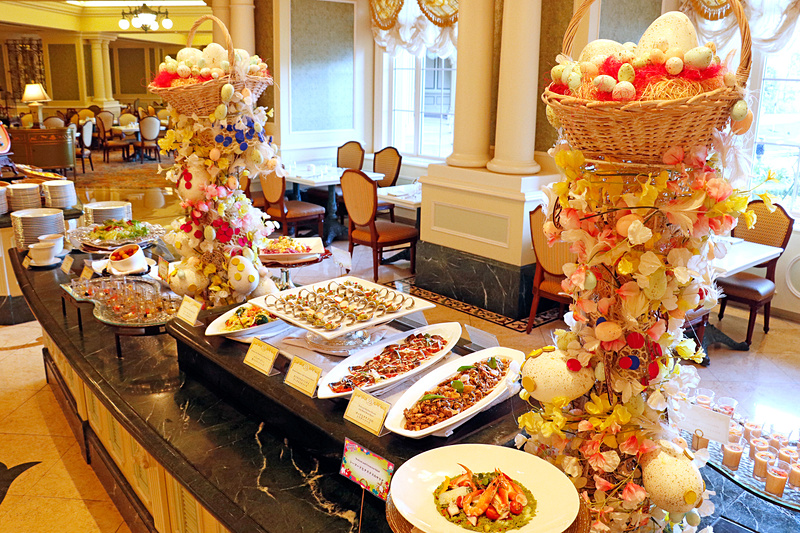 ディナービュッフェカウンターの一部。イースターをイメージしたデコレーションが目を引く