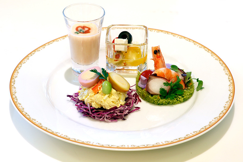 前菜の例。緑のクスクスを使った「シーフードとクスクスのサラダ」や、卵料理の「エッグパスタサラダ」など、イースターらしいカラフルさ