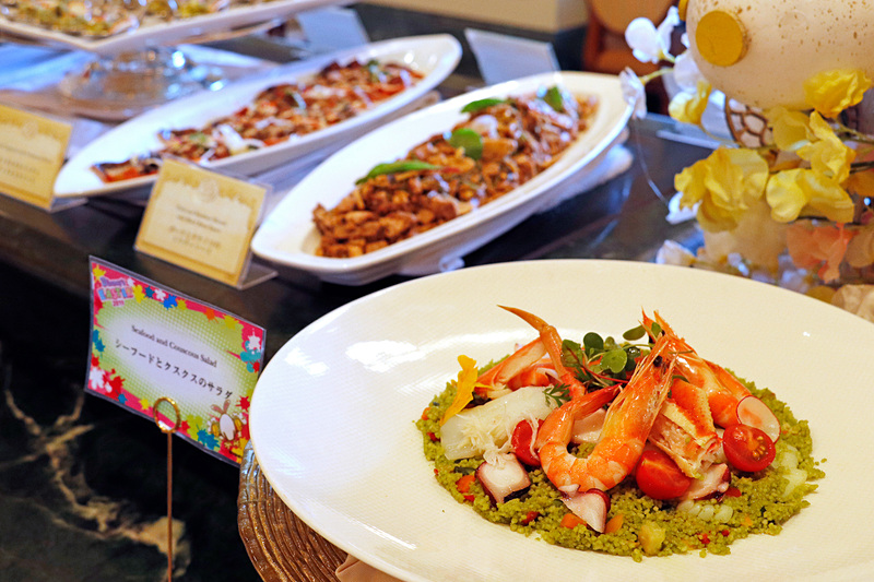 前菜は中央のビュッフェ台にずらりと揃う。春限定メニューにはカラフルなプレート付き