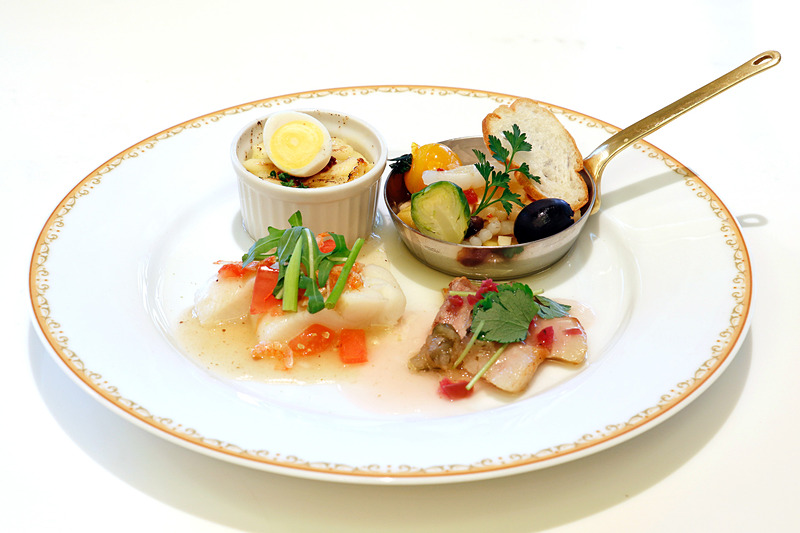 メイン料理の例。左奥の「エッグポテトグラタン」はフランスのドフィーネ地方の郷土料理でとても美味