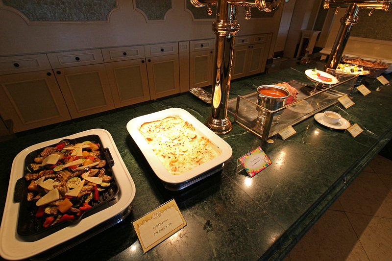 温かいメイン料理はキッチン側にずらり。肉、魚と豊富な種類が並ぶ