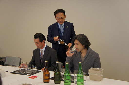 喜多屋 代表取締役社長の木下氏、JALワインアドバイザー 大越氏、ホテル日航成田シニアソムリエ 伊東氏による試飲会の様子