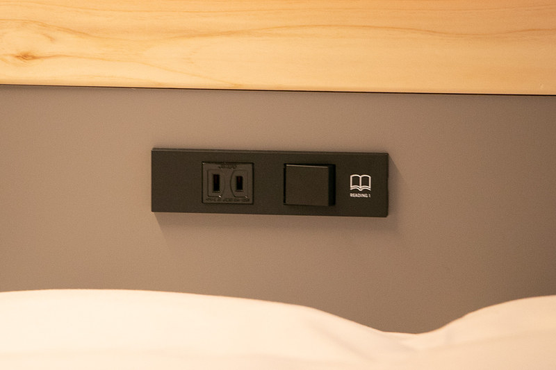 2層の上がベッド、下がソファ（エクストラベッド）という作り。浴室とベッドは完全に分かれているので、友人が入浴中でも気兼ねなくトイレを利用できる。浴室には湯舟があり、トイレは温水洗浄便座付き