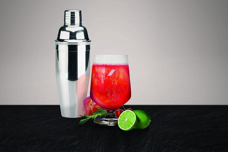 エールフランス航空の長距離線ビジネスクラスで、ホテル ランカスター パリとコラボレーションしたオリジナルカクテルを提供。写真のカクテルは2019年春夏レシピ。女性チーフバーテンダーがフランス南部での子供時代の思い出からひらめいたという