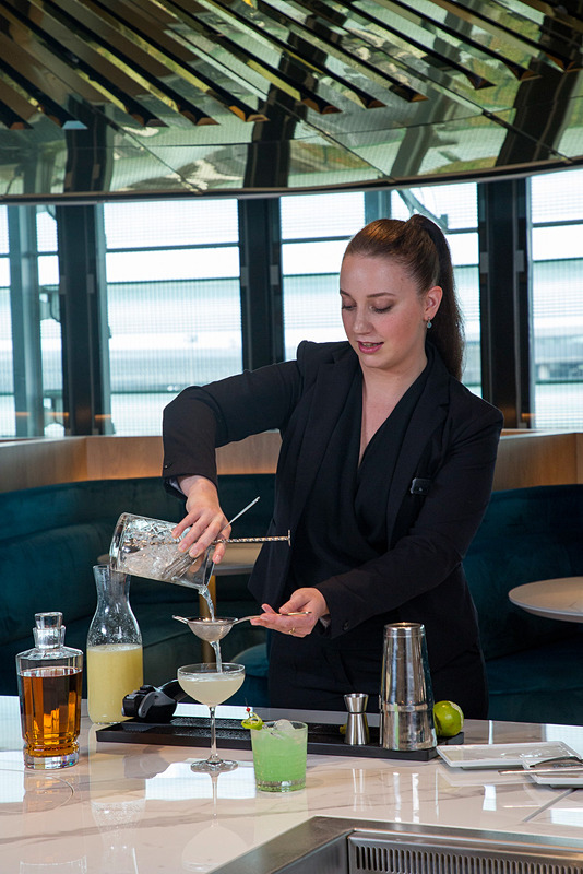 ホテル ランカスター パリの女性チーフバーテンダー