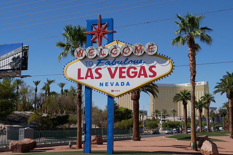 ラスベガス定番の名所「The Welcome to Las Vegas Sign」。この看板を見るために、毎日大勢の観光客が詰めかけます