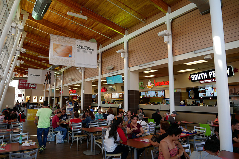 敷地内には、フードコートをはじめ、カフェなども多く用意されていますので、休みながらショッピングが楽しめます