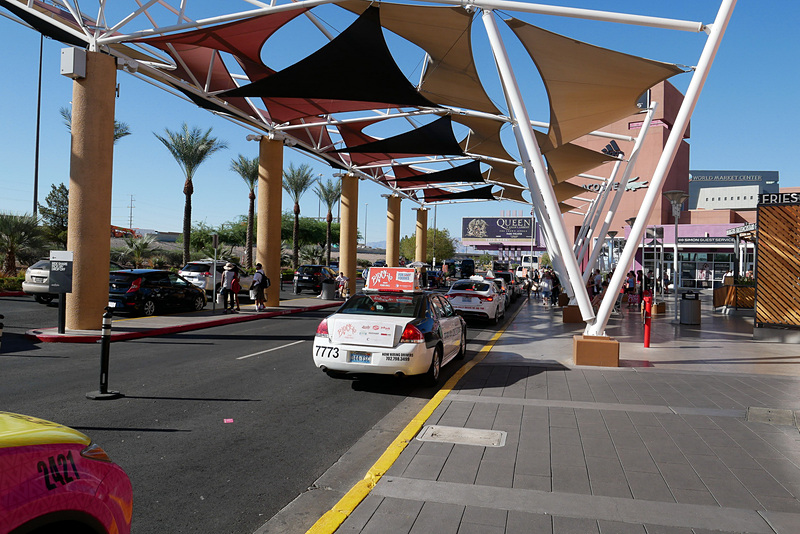 Las Vegas North Premium Outletsへは、ラスベガス中心街からタクシーなどで20分ほど。バスでも気楽に訪れられます