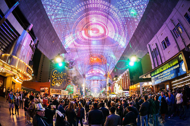 ダウンタウン地区のFreemont Streetに用意されている長さ約450mのアーケード「Fremont Street Experience」。屋根に仕込まれた1250万個のLEDを使った映像アトラクション「Fremont Street Experience」が連日行なわれています（写真提供：Fremont Street Experience）