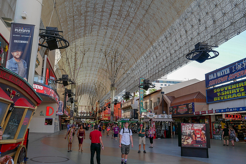 Fremont Street Experienceには、映像アトラクションだけでなく、スリル満点のアトラクションも用意されています