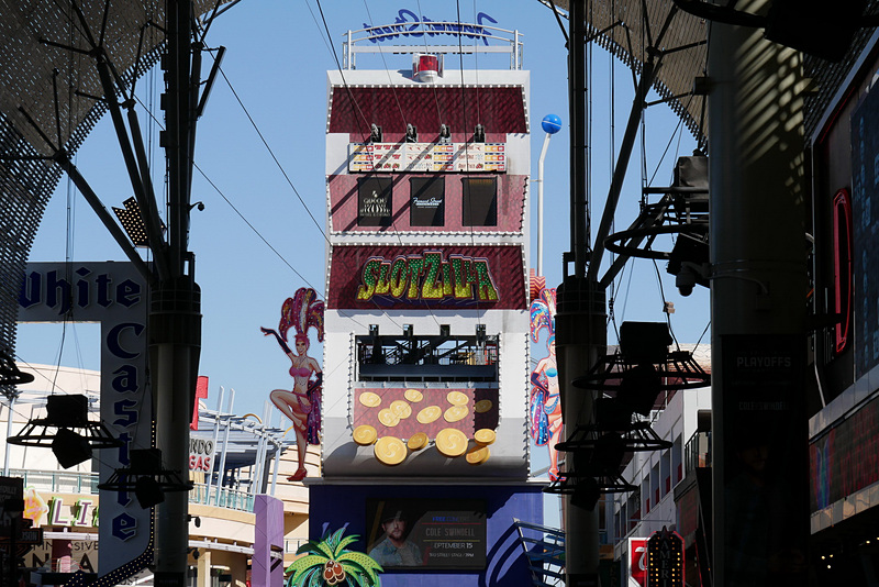 このプラットフォームを起点に、Fremont Street Experienceを通り抜けるジップラインで、迫力満点かつ爽快な体験が可能です