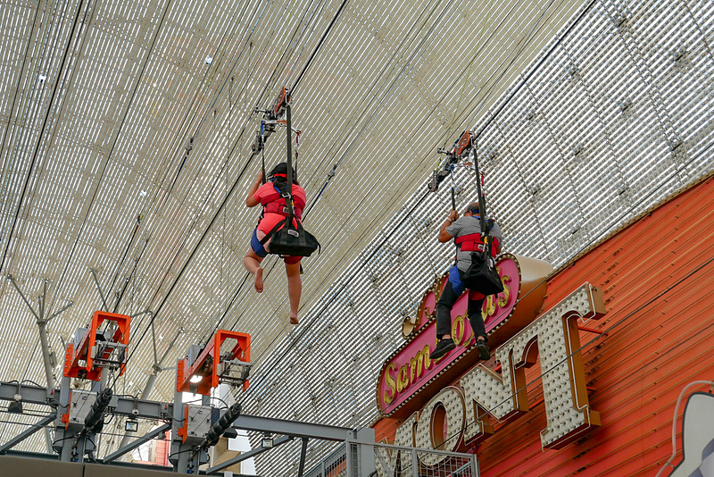 こちらは座った形で滑走する「Zipline」