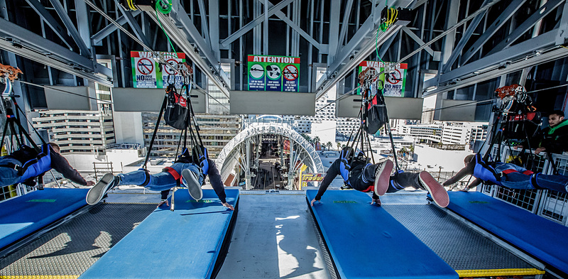 SlotZillaスタート地点からの様子。ここからアーケードを通り抜けるように疾走することになります（写真提供：Fremont Street Experience）