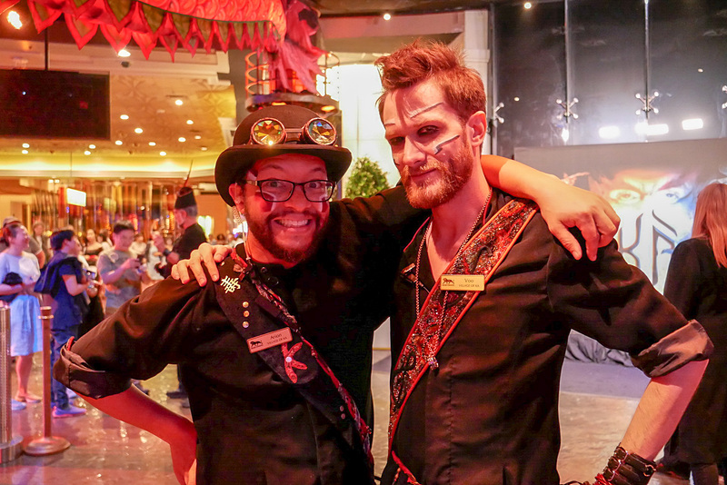 シルク・ドゥ・ソレイユのショーでは、入場時からアクターが来場者を楽しませてくれます